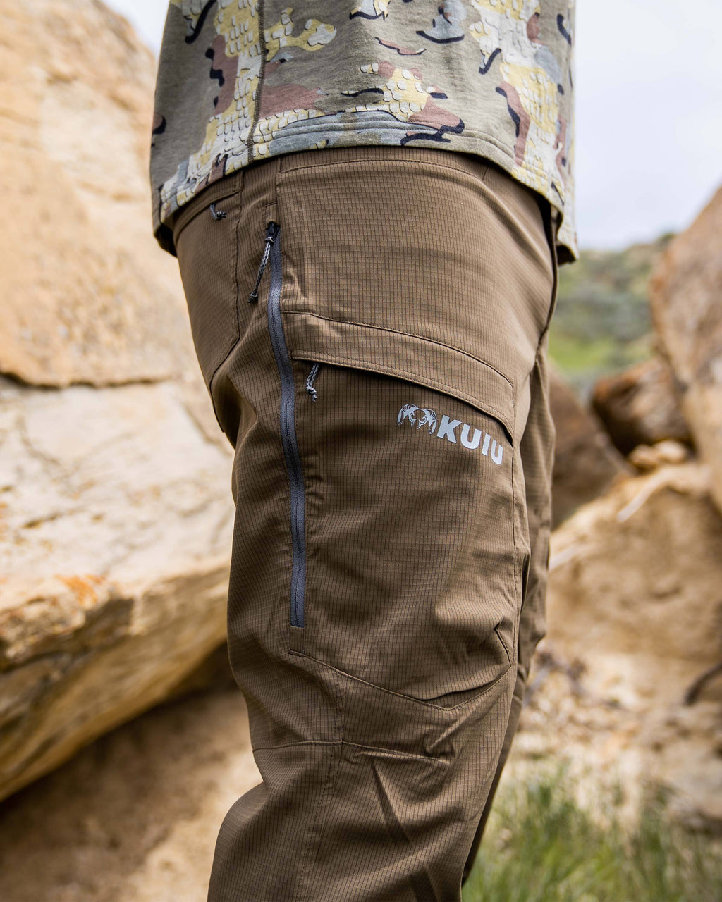 Close-up view of the right side of  Tiburon Pant in Major Brown color, featuring zippered cargo pockets and a hip vent