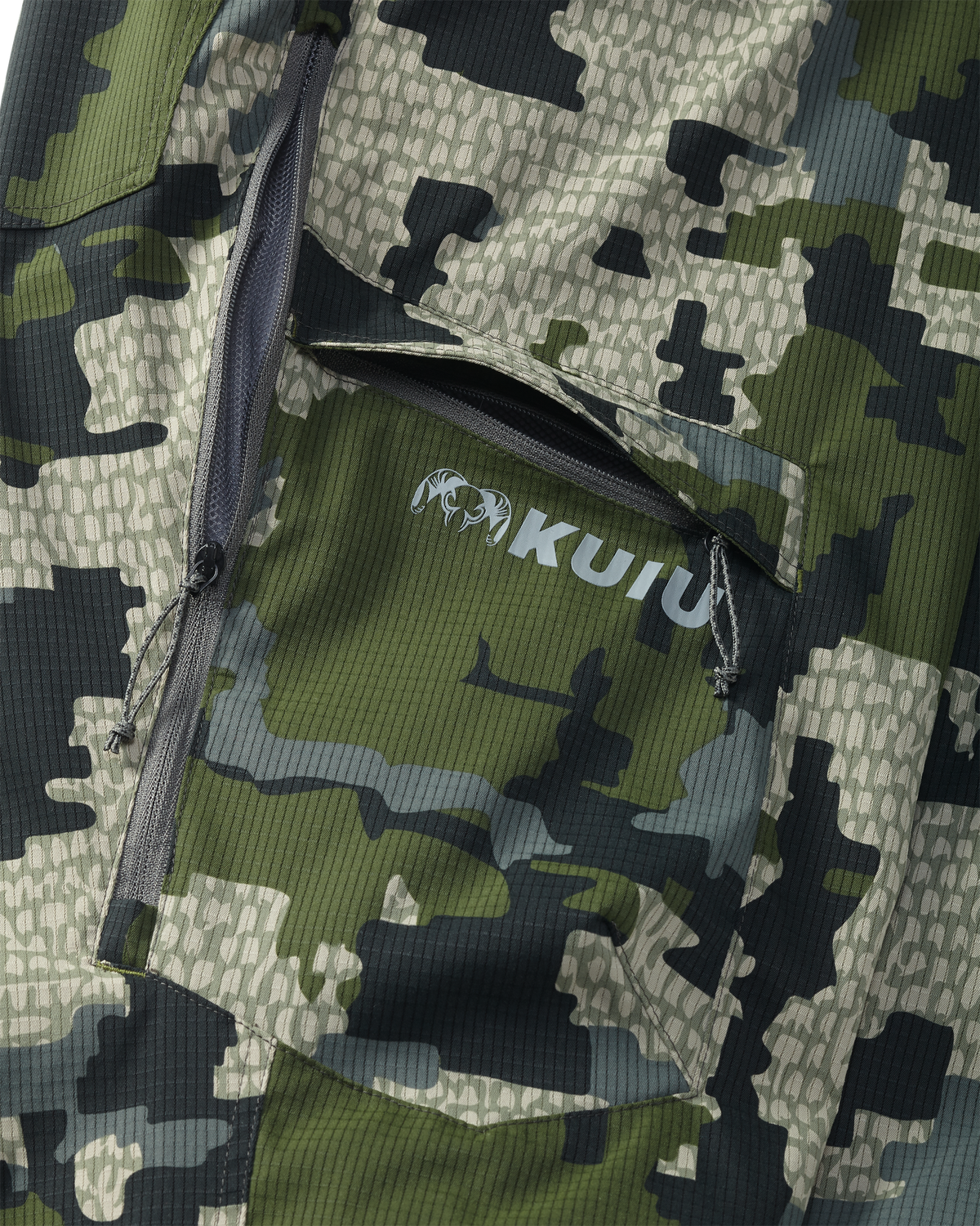 Detail of partially open hip vent and open cargo pocket on Women's Tiburon Pant in Verde Camouflage
