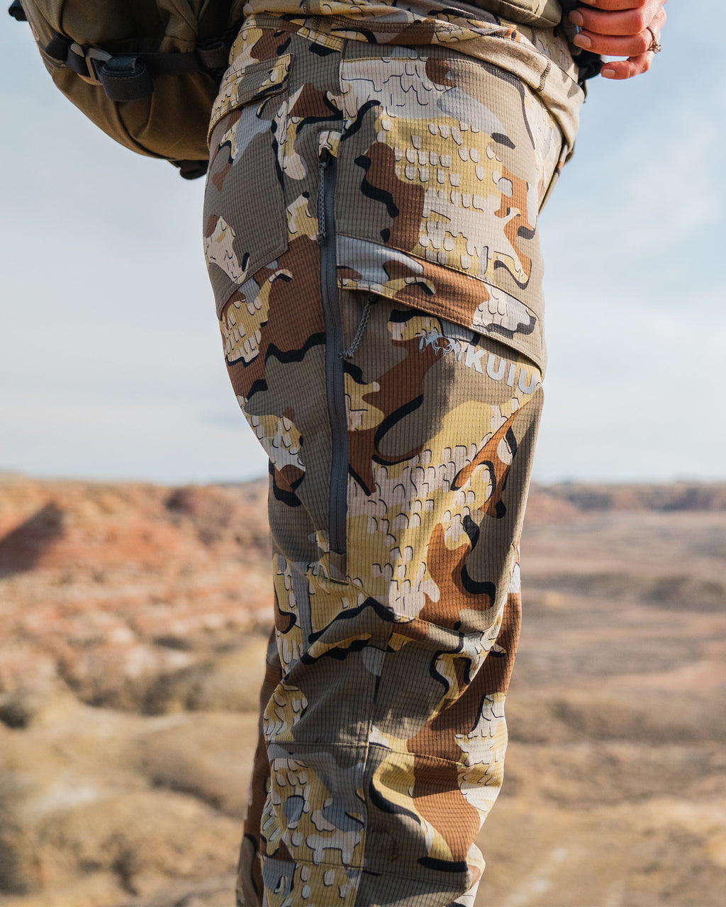 Closed hip vent and cargo pocked on Women's Tiburon Pant in Valo Camouflage