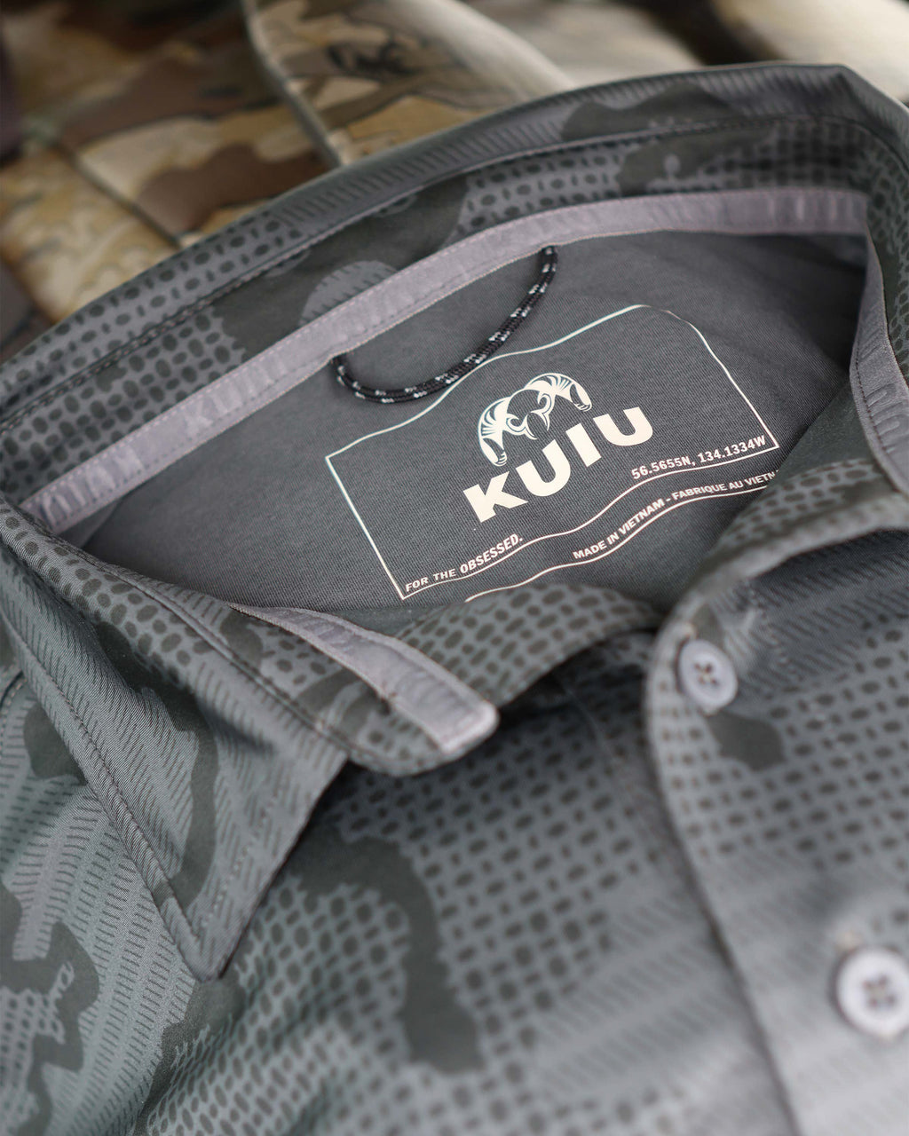 Zoomed in shot of KUIU tagless neck label on KUIU Performance Polo T-Shirt in Gunmetal Grey Tonal Print