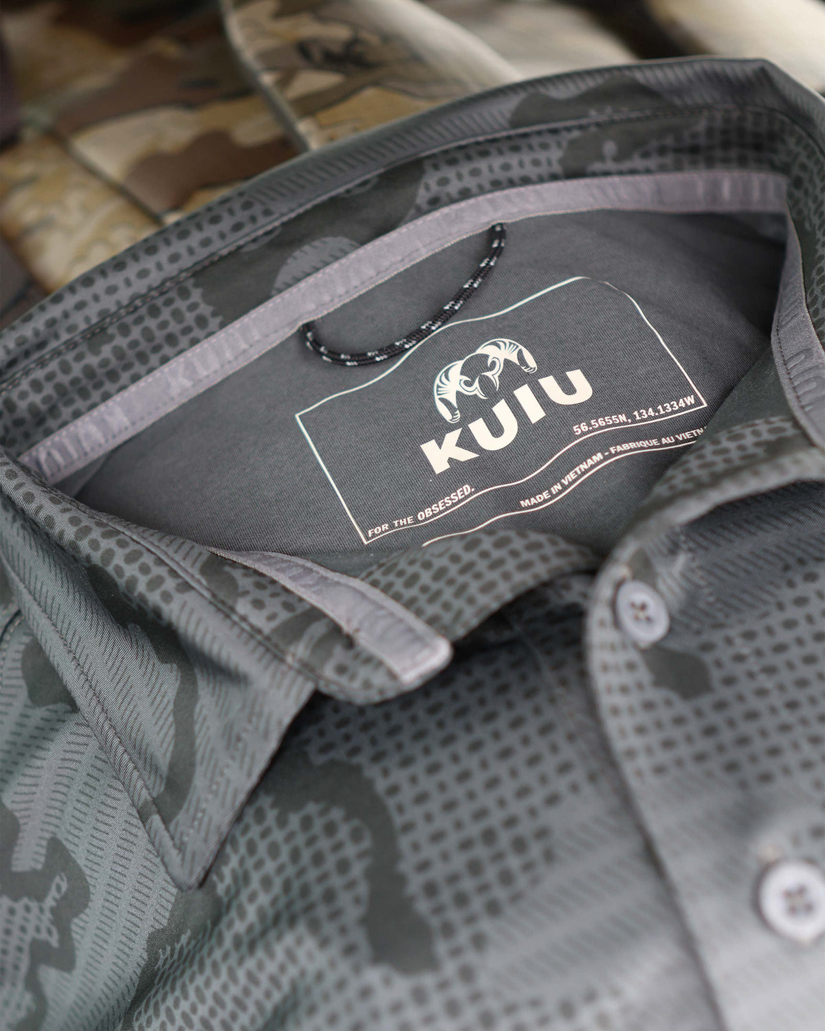 Zoomed in shot of KUIU tagless neck label on KUIU Performance Polo T-Shirt in Gunmetal Grey Tonal Print