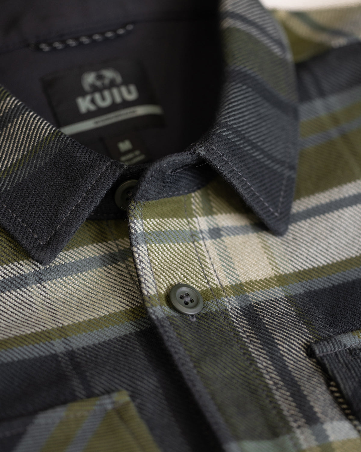 Close-up of the collar on the Flannel Heavyweight Shirt Verde Check Plaid, showing the structured design with visible stitching and soft textured fabric
