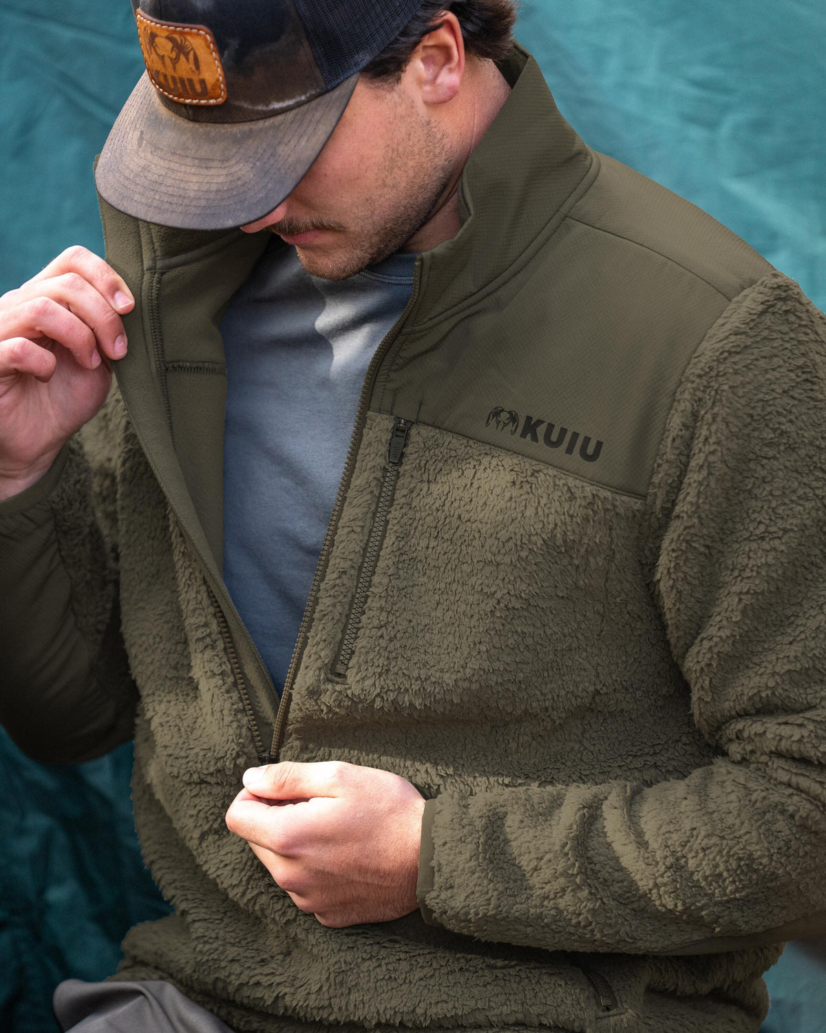 Hunter unzips Sherpa Fleece Zip Pullover in Ash Brown