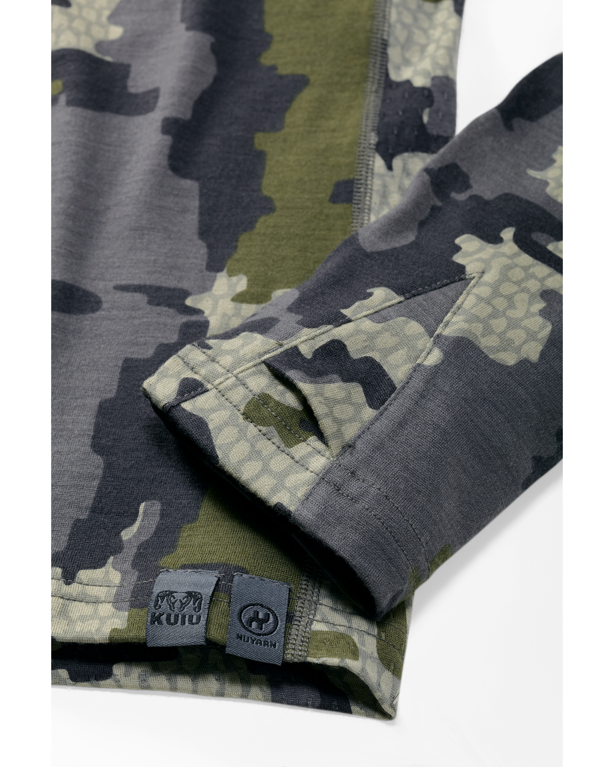 Detail of thumbhole on ULTRA Merino 145 Zip-T Hunting Hoodie in Verde Camouflage
