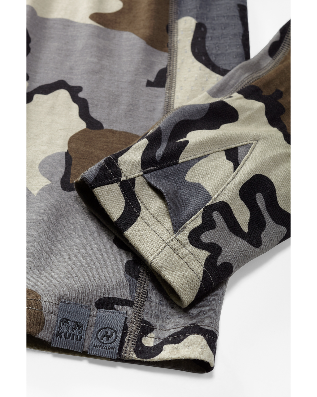 Detail of thumbhole on ULTRA Merino 145 Zip-T Hunting Hoodie in Vias Camouflage