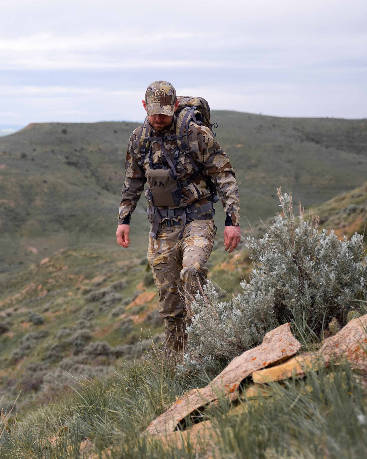 Hunter in the field wearing a full Valo kit including the Peloton 240 Full Zip in Valo Camouflage