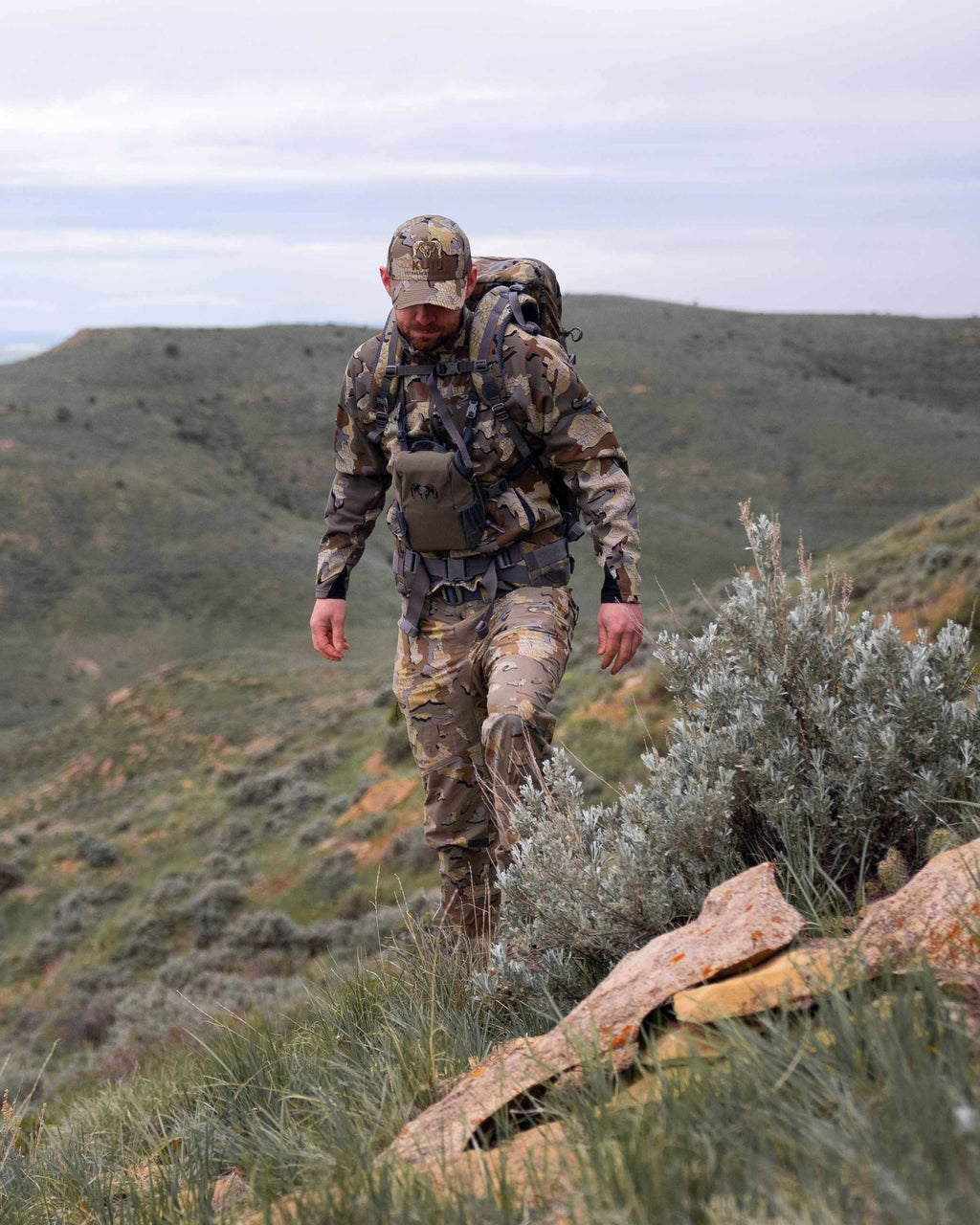 Hunter in the field wearing a full Valo kit including the Peloton 240 Full Zip in Valo Camouflage