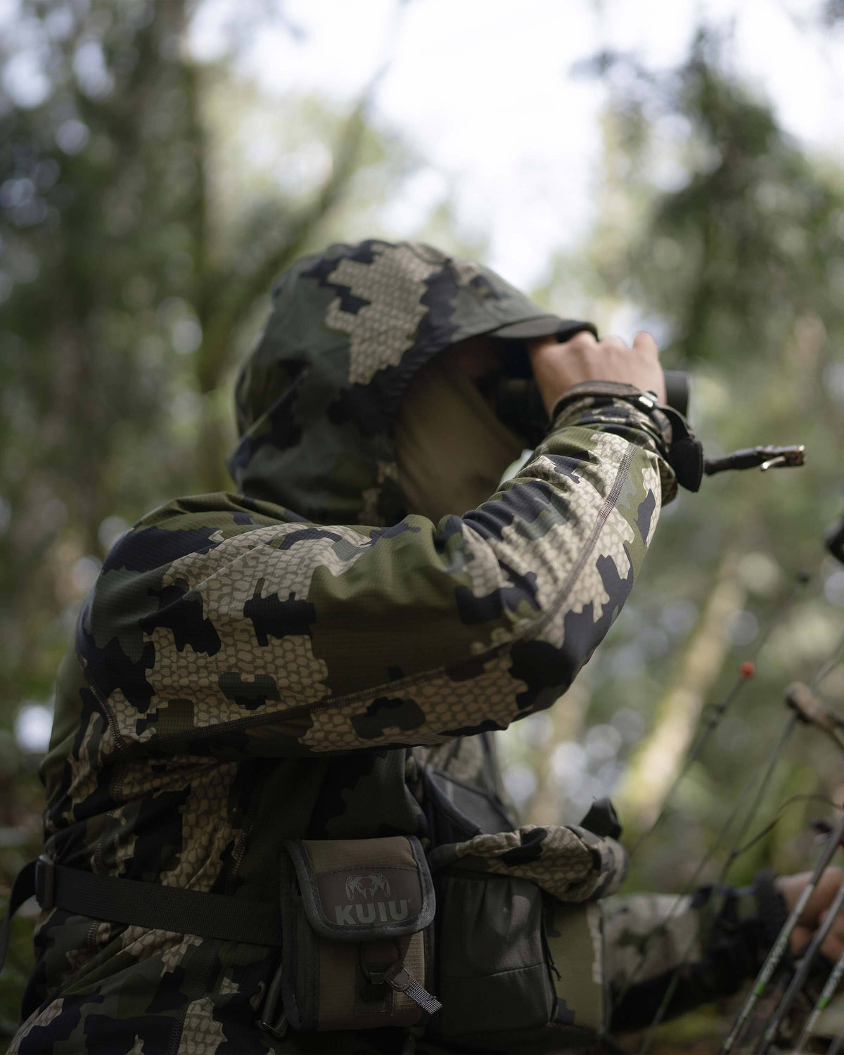 Hunter glassing in Tiburon Hybrid Hoodie in Verde Camouflage