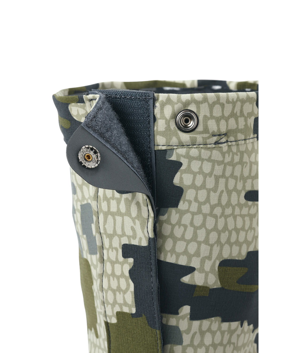 Metal Snap Button at Top Closure of the Kutana Storm Gaiters in Verde Camouflage