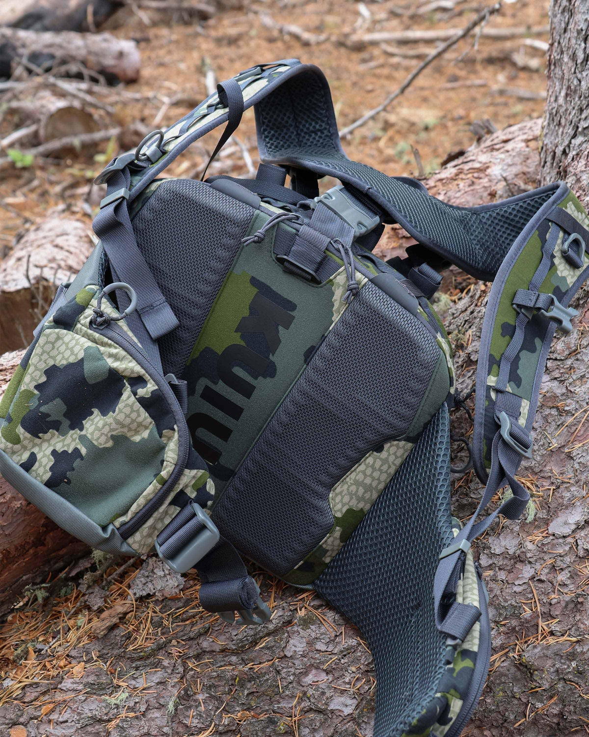 Back view of Scout 1000 in Verde Camouflage, Highlighting tree strap attachment system located on the top zipper 