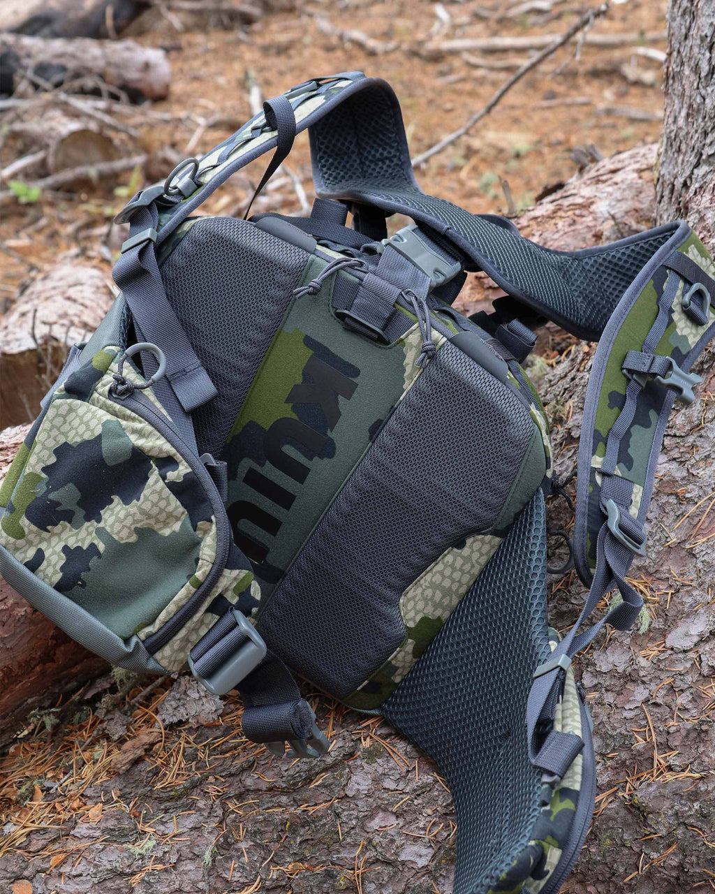 Back view of Scout 1000 in Verde Camouflage, Highlighting tree strap attachment system located on the top zipper 