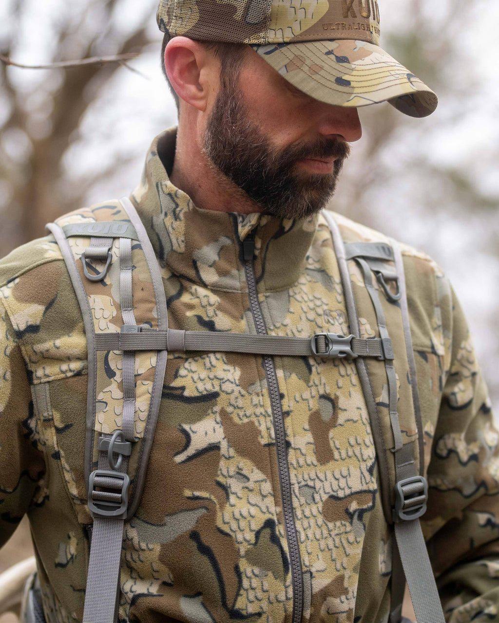 Close-up, front view of shoulder straps and sternum strap on the Scout 1000 in Valo Camouflage