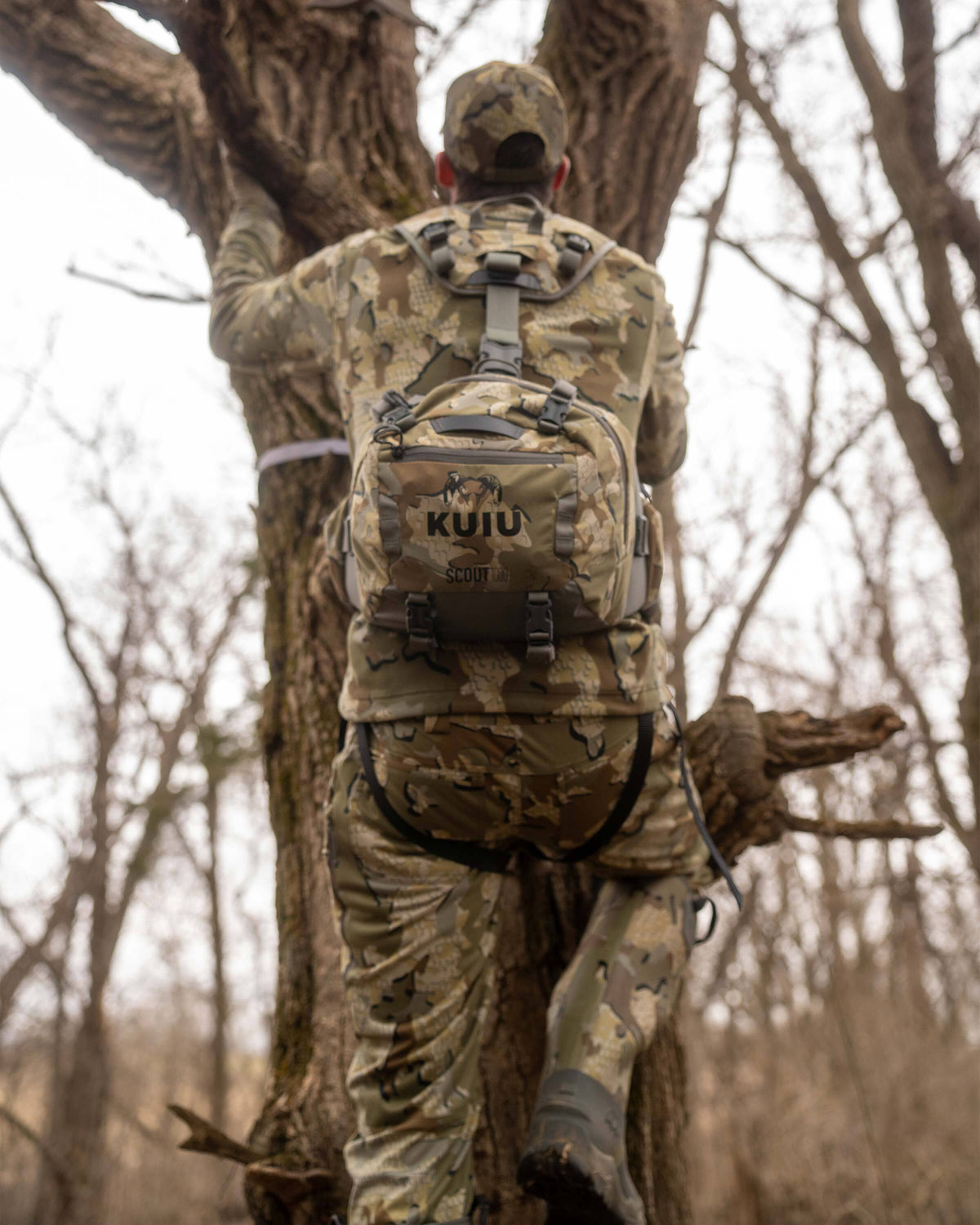 Whitetail hunter climbing a tree with Scout 1000 in Valo Camouflage on his back
