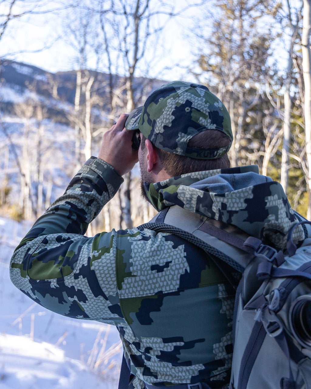 Hunter Glassing Snowy Slope Wearing Guide PRO Hooded Jacket in Verde Camouflage