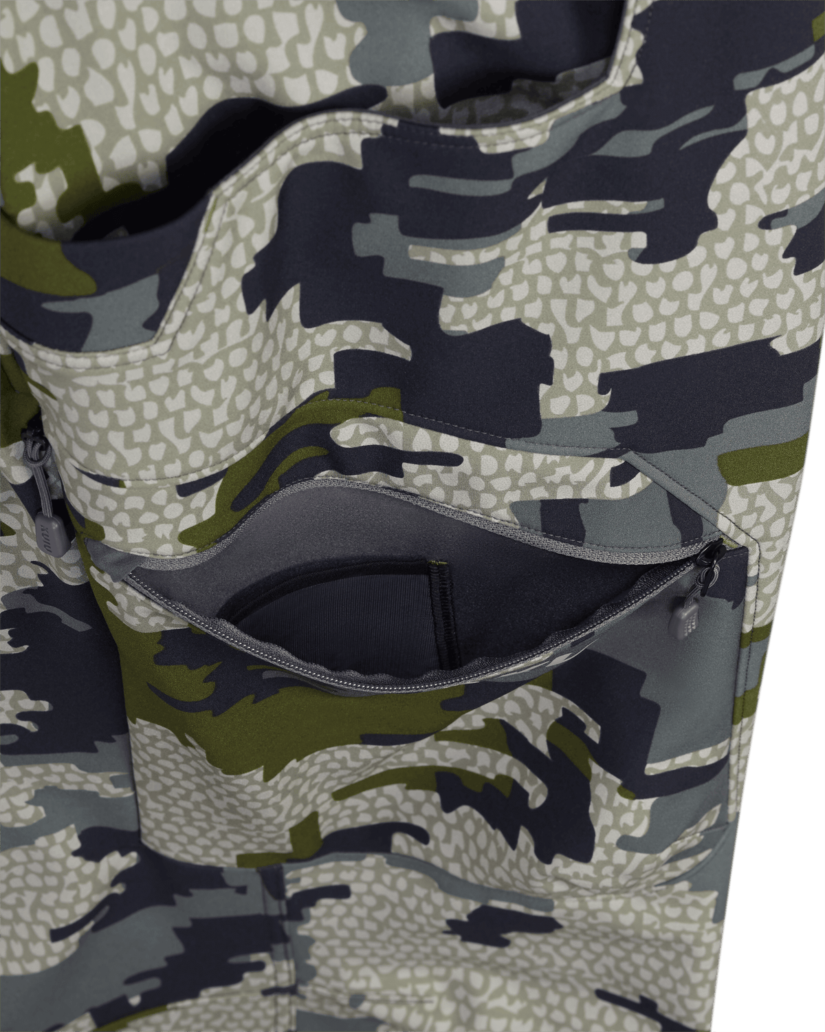 Detailed view of open right thigh pocket of Guide PRO Pant in Verde Camouflage