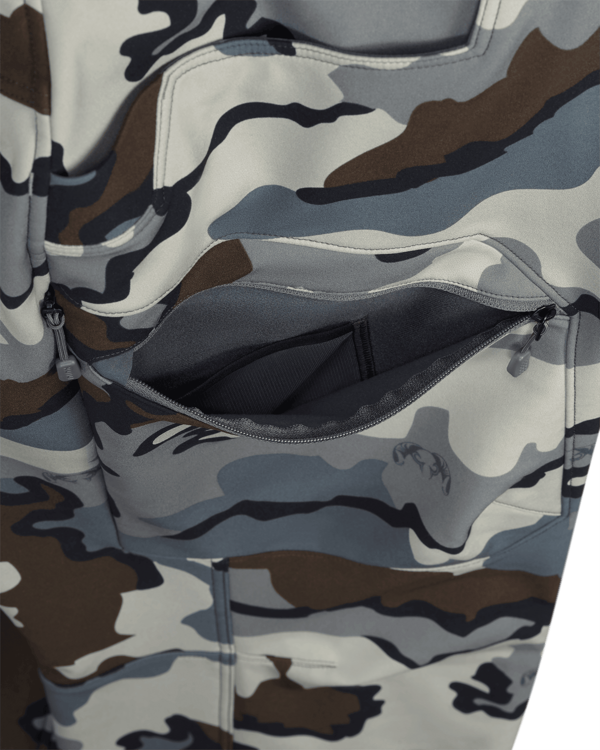 Detailed view of open right thigh pocket of Guide PRO Pant in Vias Camouflage