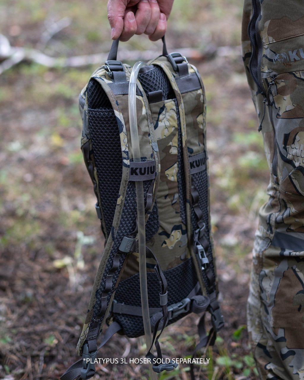 Hunter wearing Valo Camouflage and holding a Stalker PRO 500 in Valo Camouflage showcasing the hydration hose