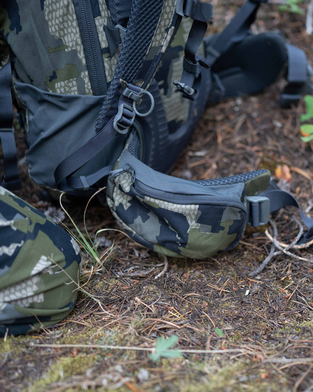 Side angle detail the hip belt on the Venture Divide 3000 Pack in Verde Camouflage