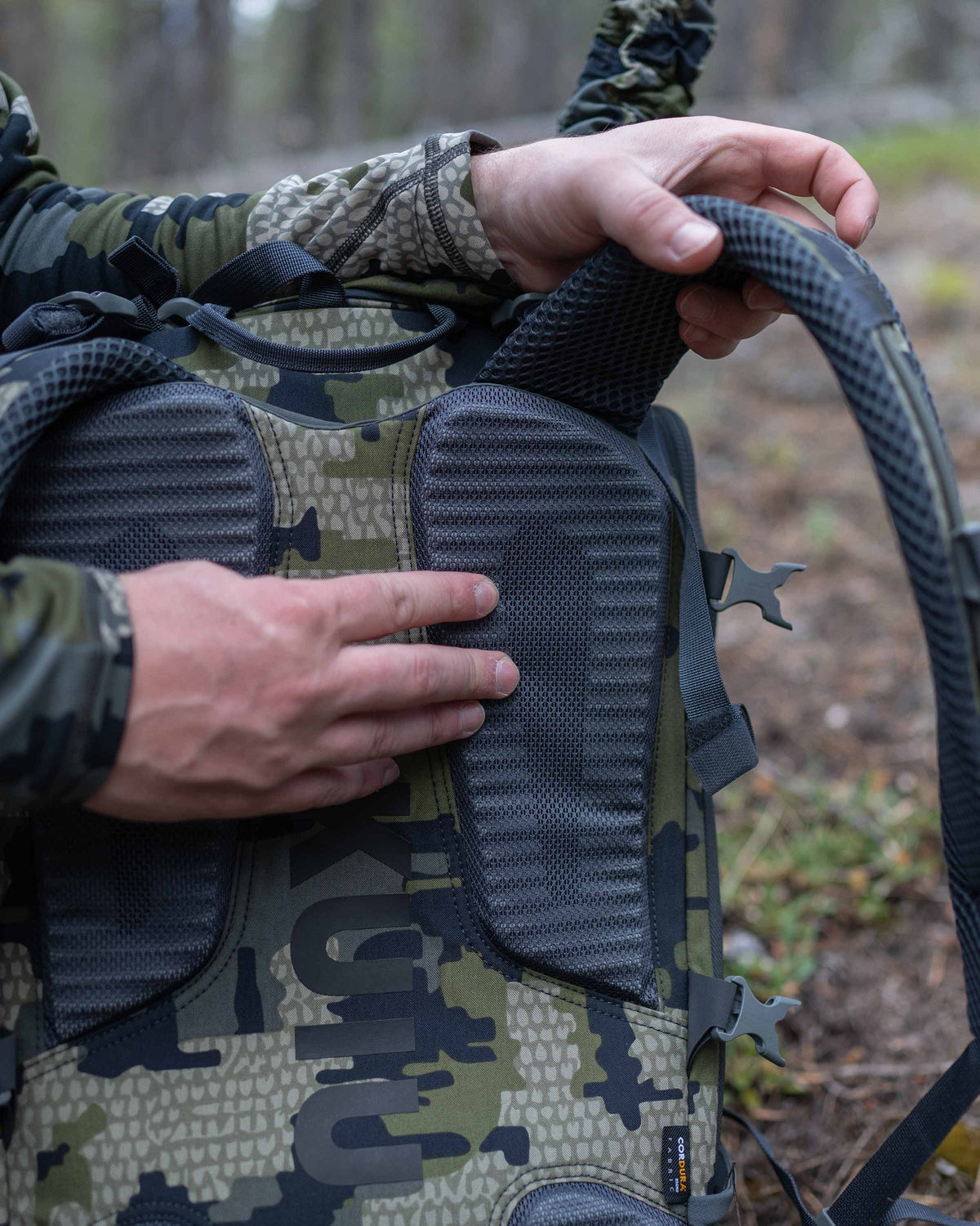 Back of Venture Divide 3000 in Verde Camouflage Highlighting Ducksan Neo Airmesh High Ventilation Back Panel Construction