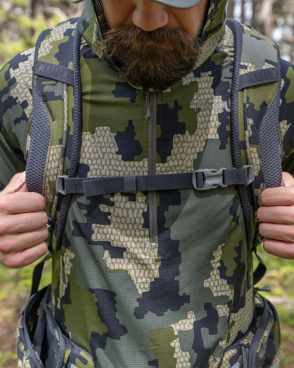 Close-up view of hunter wearing the Ranger 2200 in Verde Camouflage, Highlighting the shoulder straps and sternum chest strap