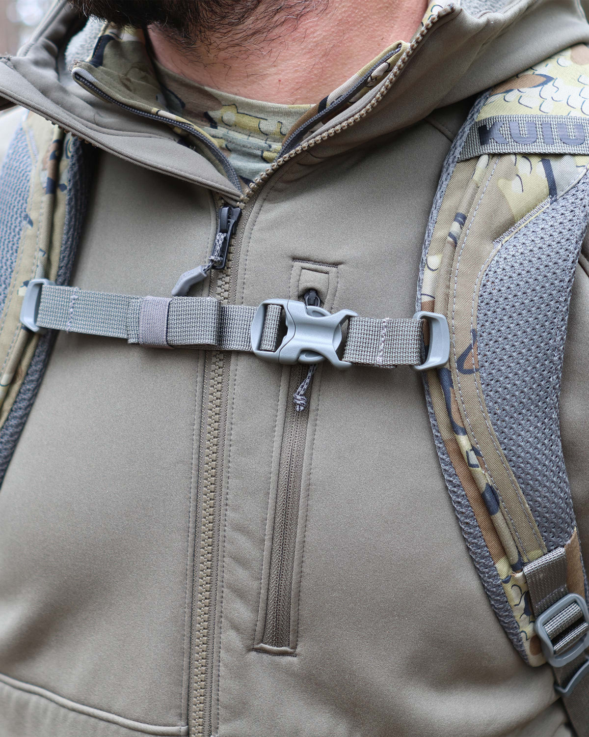 Close-up of shoulder straps and sternum chest strap on Ranger 2200 in Verde Camouflage