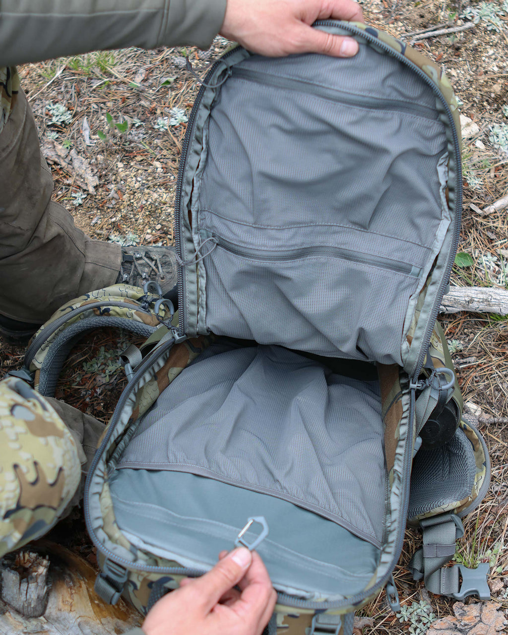 Hunter showcasing internal main compartment, Highlighting multiple mesh pockets of the Ranger 2200 in Valo Camouflage