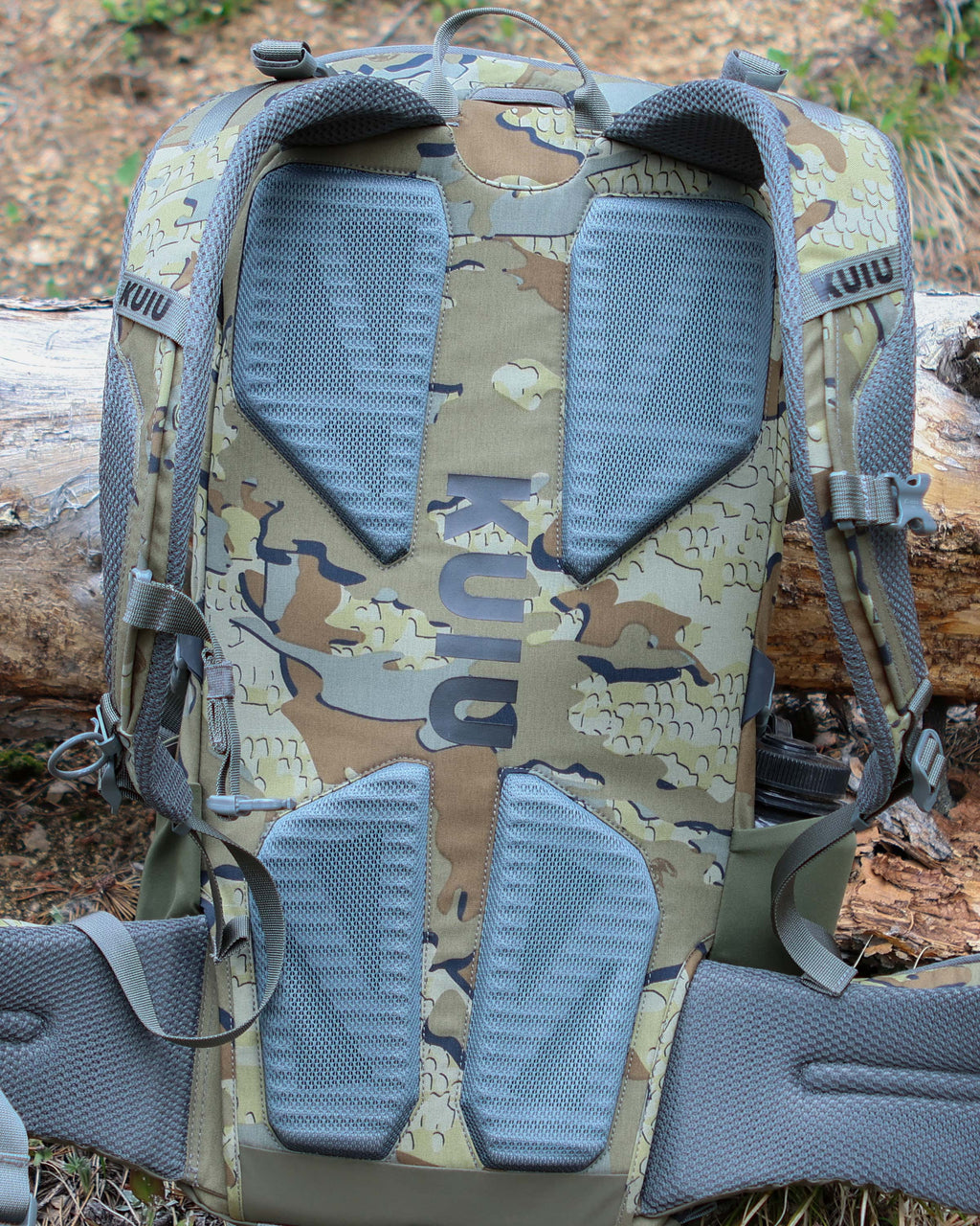 Back view of foam suspension system on the back panel and shoulder straps on the Ranger 2200 in Valo Camouflage