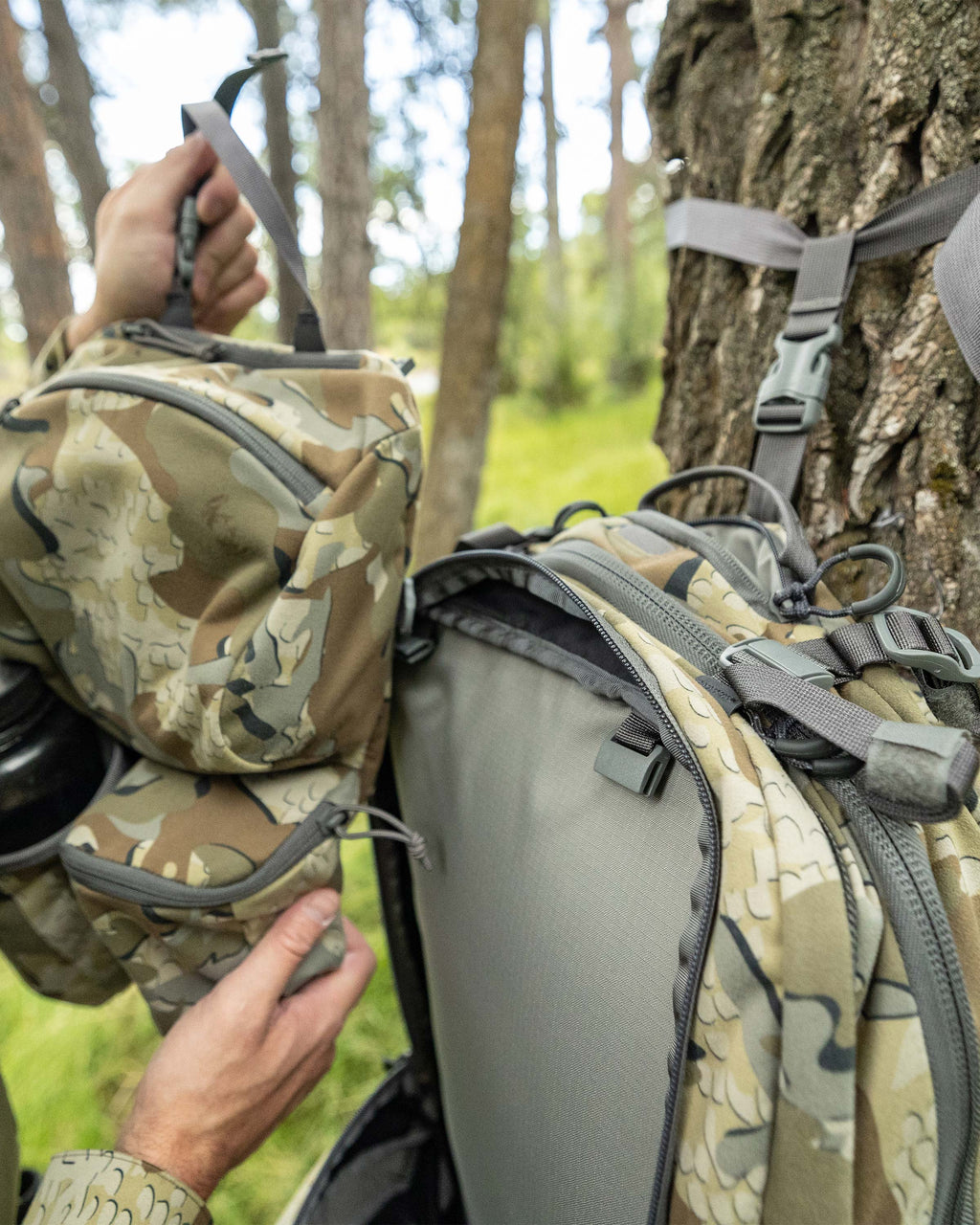 Hunter removes internal organizer from the Encounter Divide 2800 in Valo Camouflage