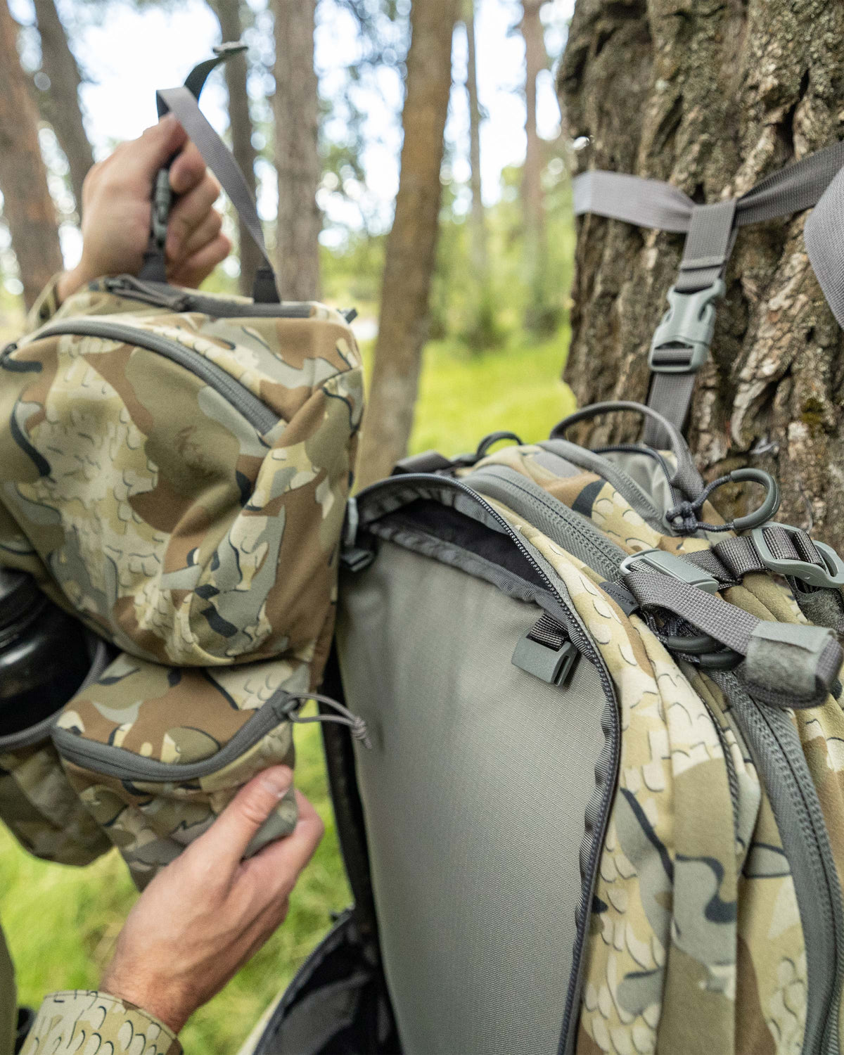 Hunter removes internal organizer from the Encounter Divide 2800 in Valo Camouflage