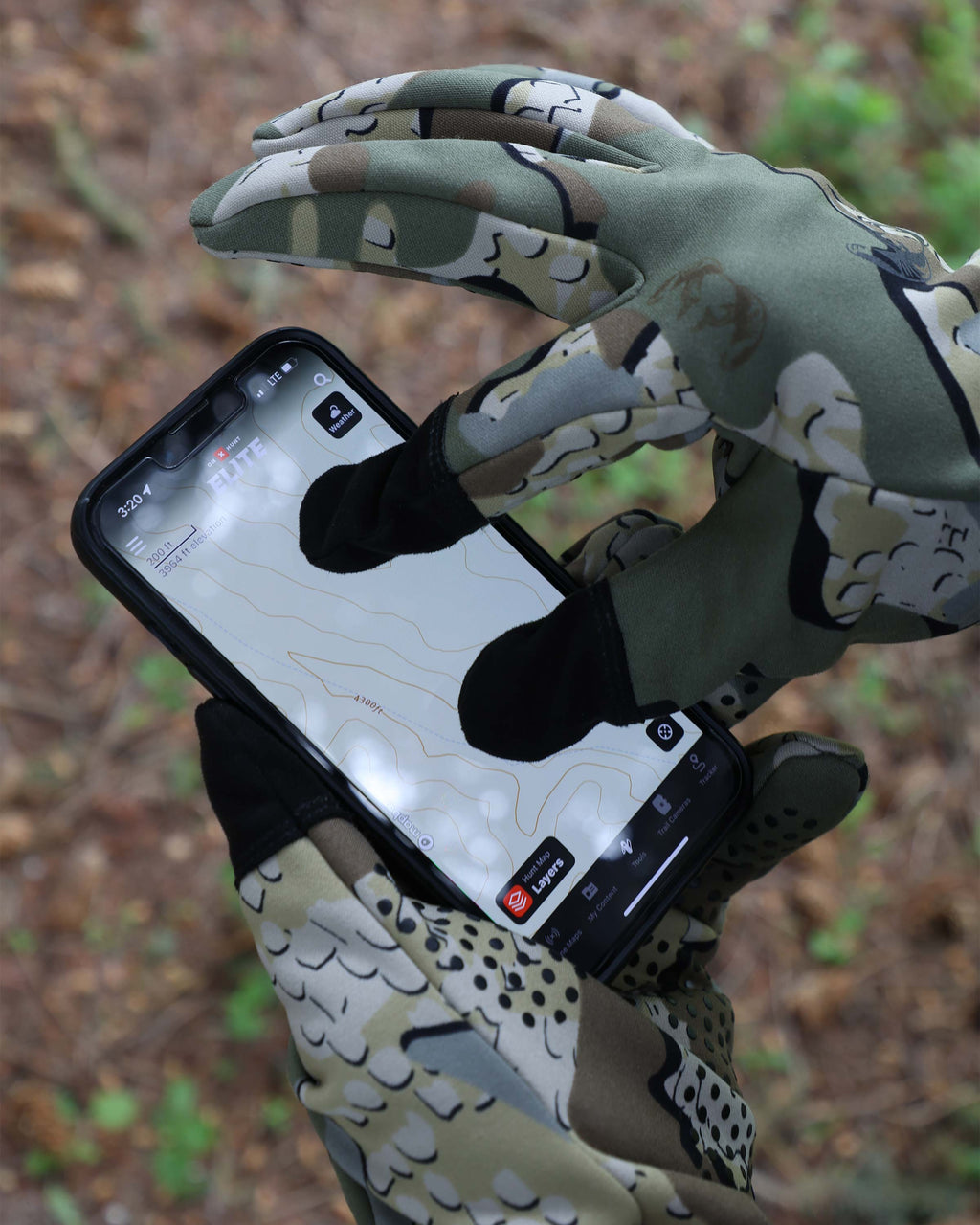 Showcasing StrongFleece 290 Glove phone compatibility, Highlighting conductive index finger and thumb for smartphone 