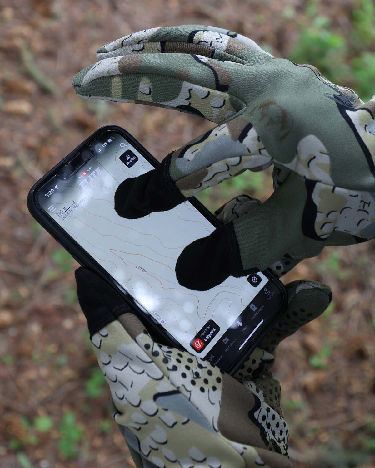 Showcasing StrongFleece 290 Glove phone compatibility, Highlighting conductive index finger and thumb for smartphone 