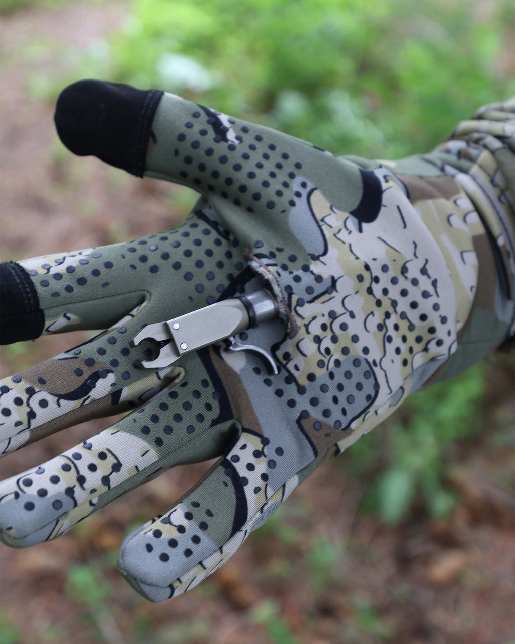 Showcasing archery release port inside palm of the StrongFleece 290 Glove in Valo Camouflage