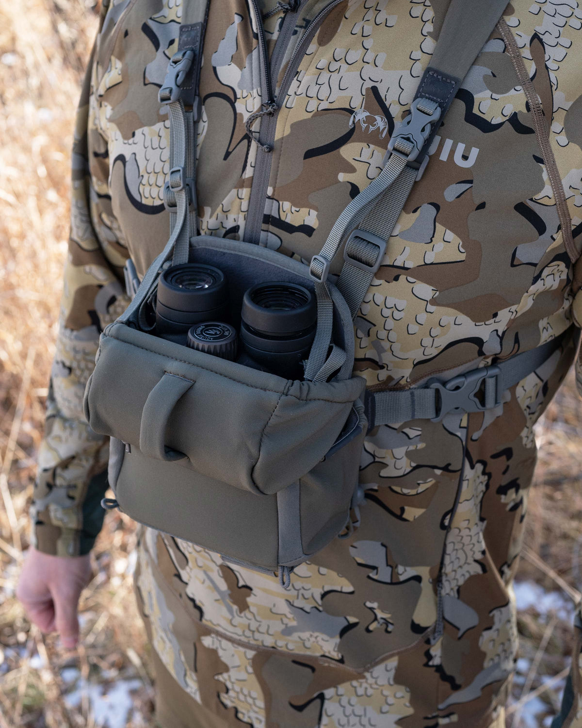 Binocular place inside the main compartment of the PRO G3 Bino Harness, featuring the overlapping forward-folding lid