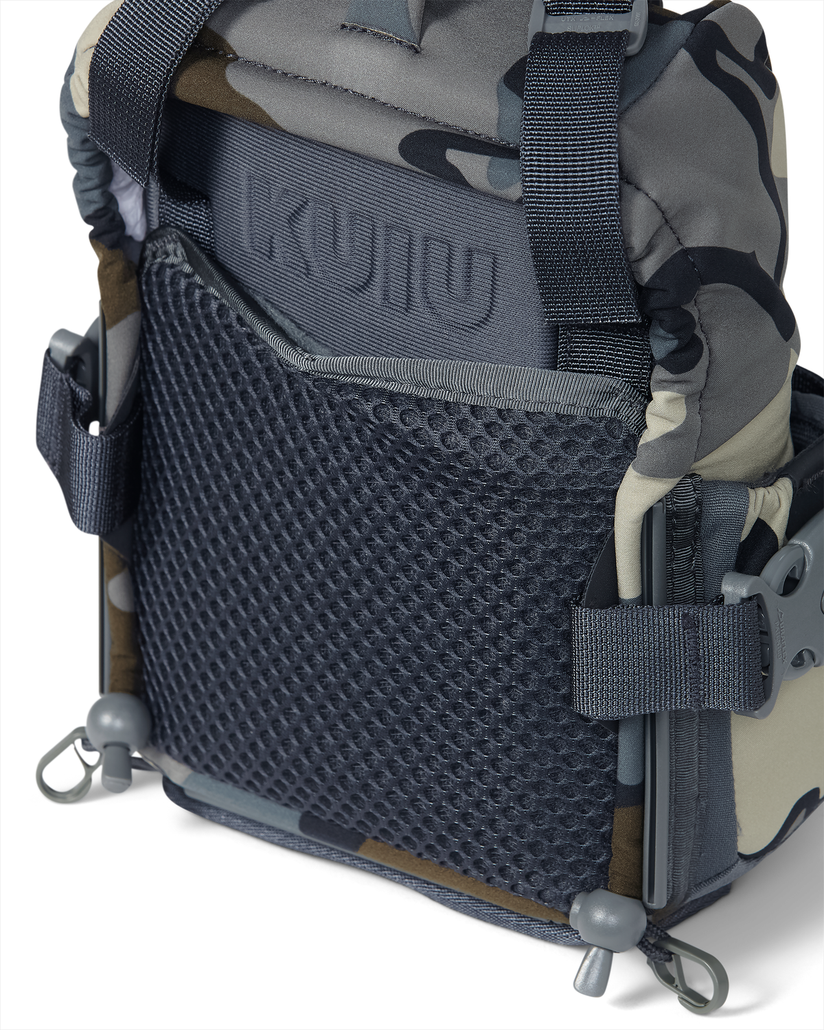 Backside detail of PRO G3 Bino Harness with Spacer airmesh next to body lining