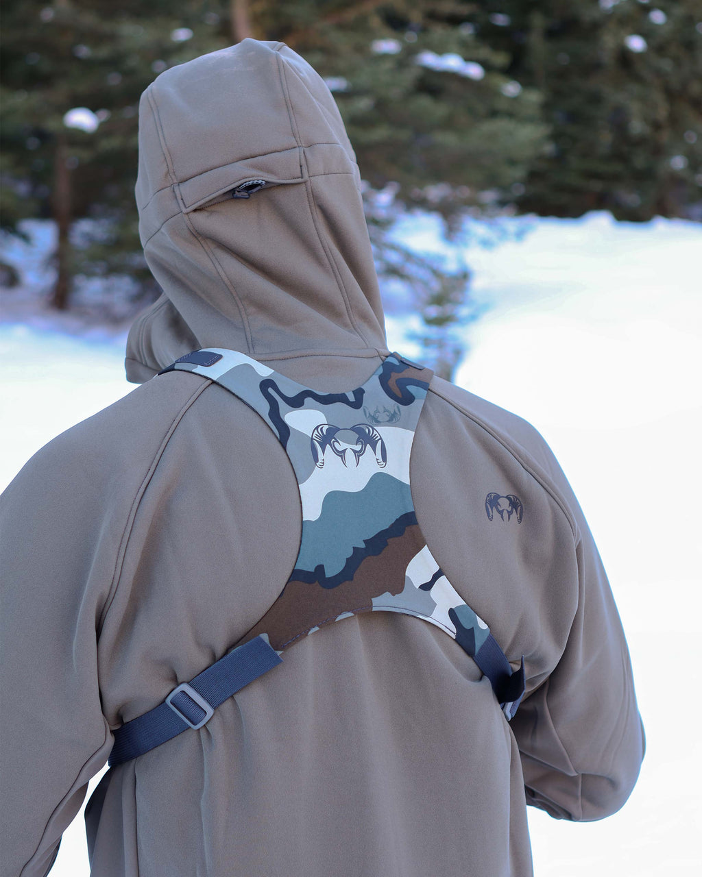 Backside view of PRO G3 Bino Harness in Vias Camouflage, Highlighting the back straps