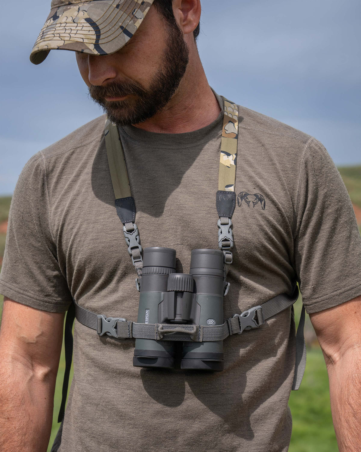 Front of hunter wearing the Ultralight Bino Harness in Valo Camouflage, Showcasing binocular in alternative bino holder without the pouch
