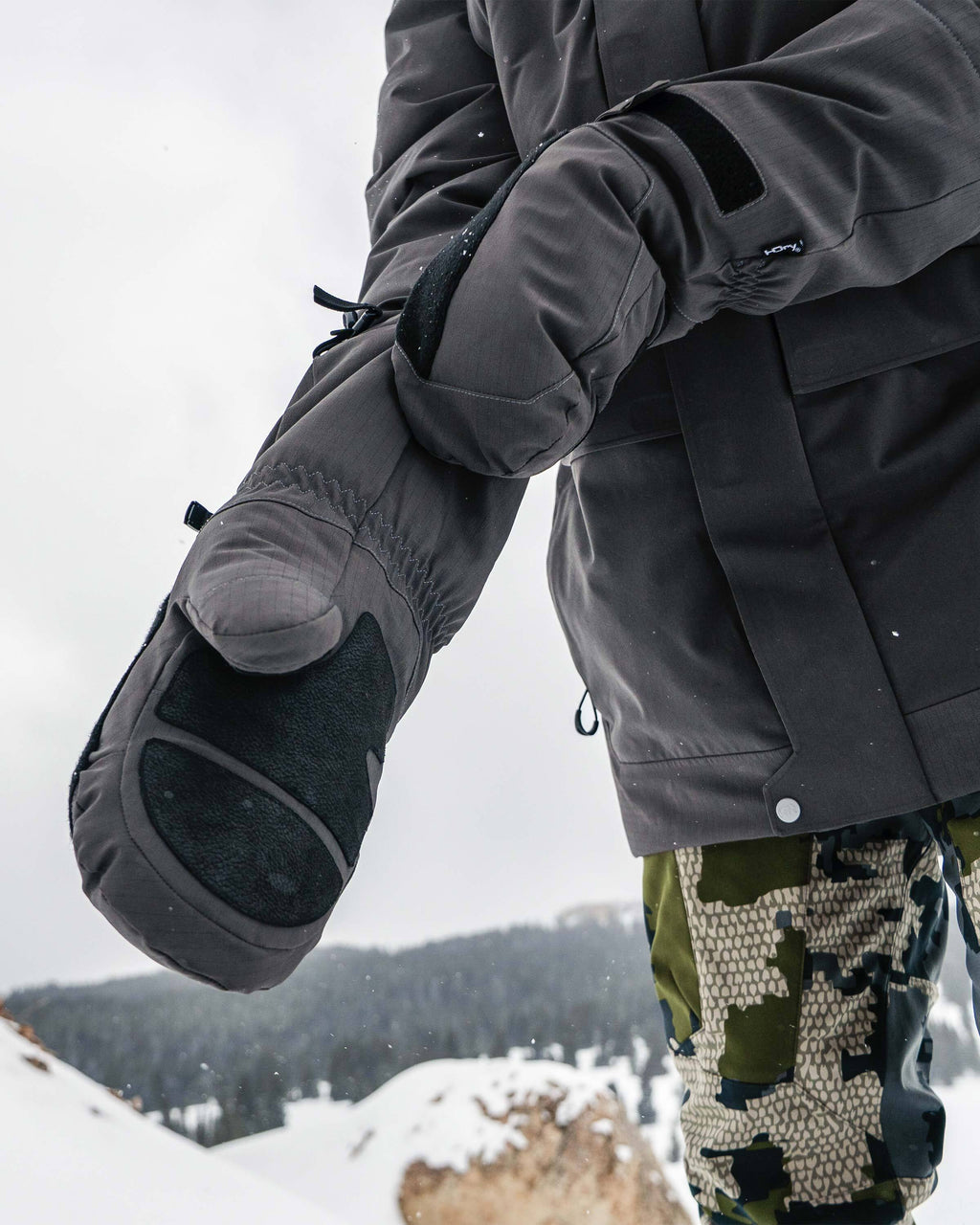 Hunter displaying extended gauntlet on Super Down Arktuk Mitt in Asphalt Grey