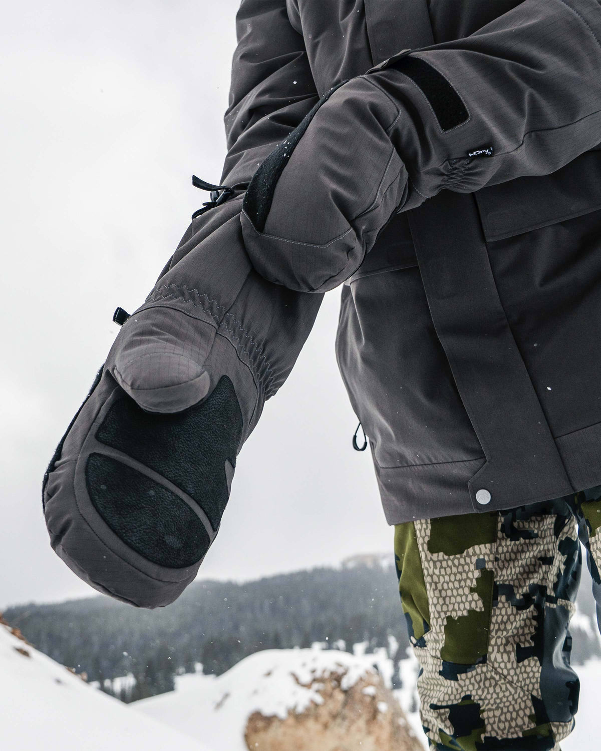 Hunter displaying extended gauntlet on Super Down Arktuk Mitt in Asphalt Grey