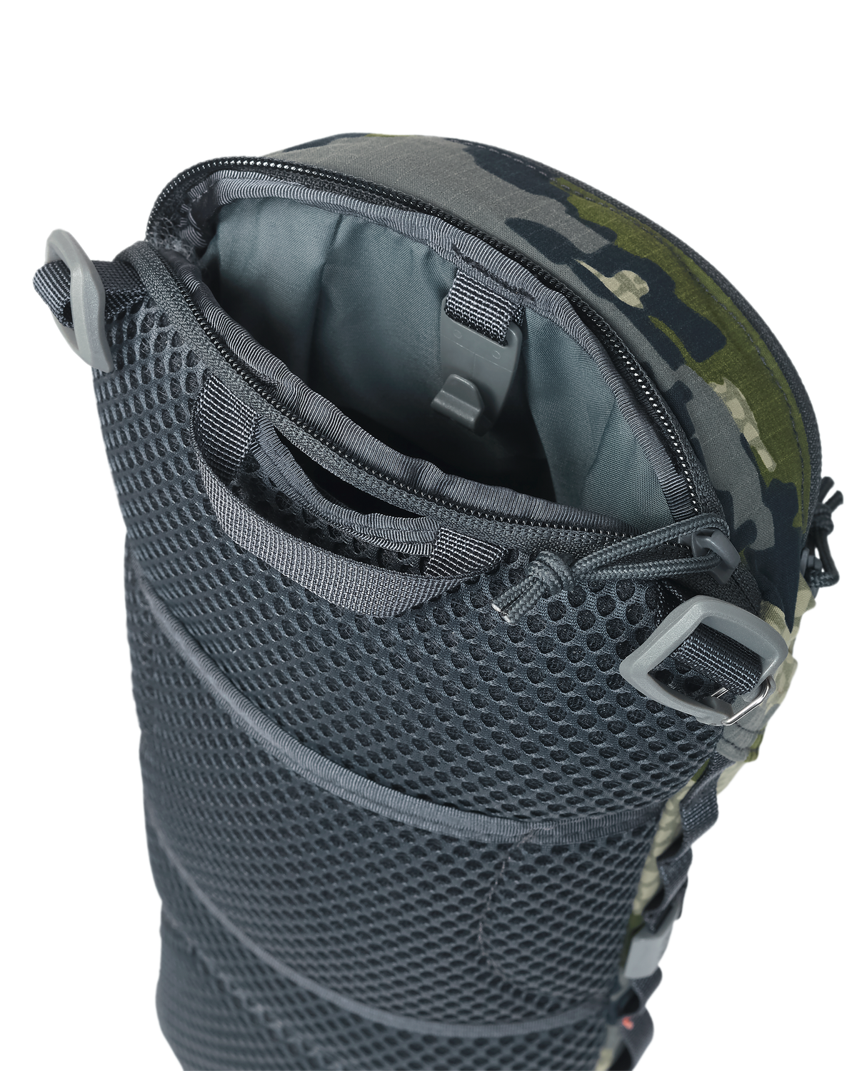 Back of PRO G3 Hydration Rid in Verde Camouflage, Highlighting main zippered compartment for 3L hydration system