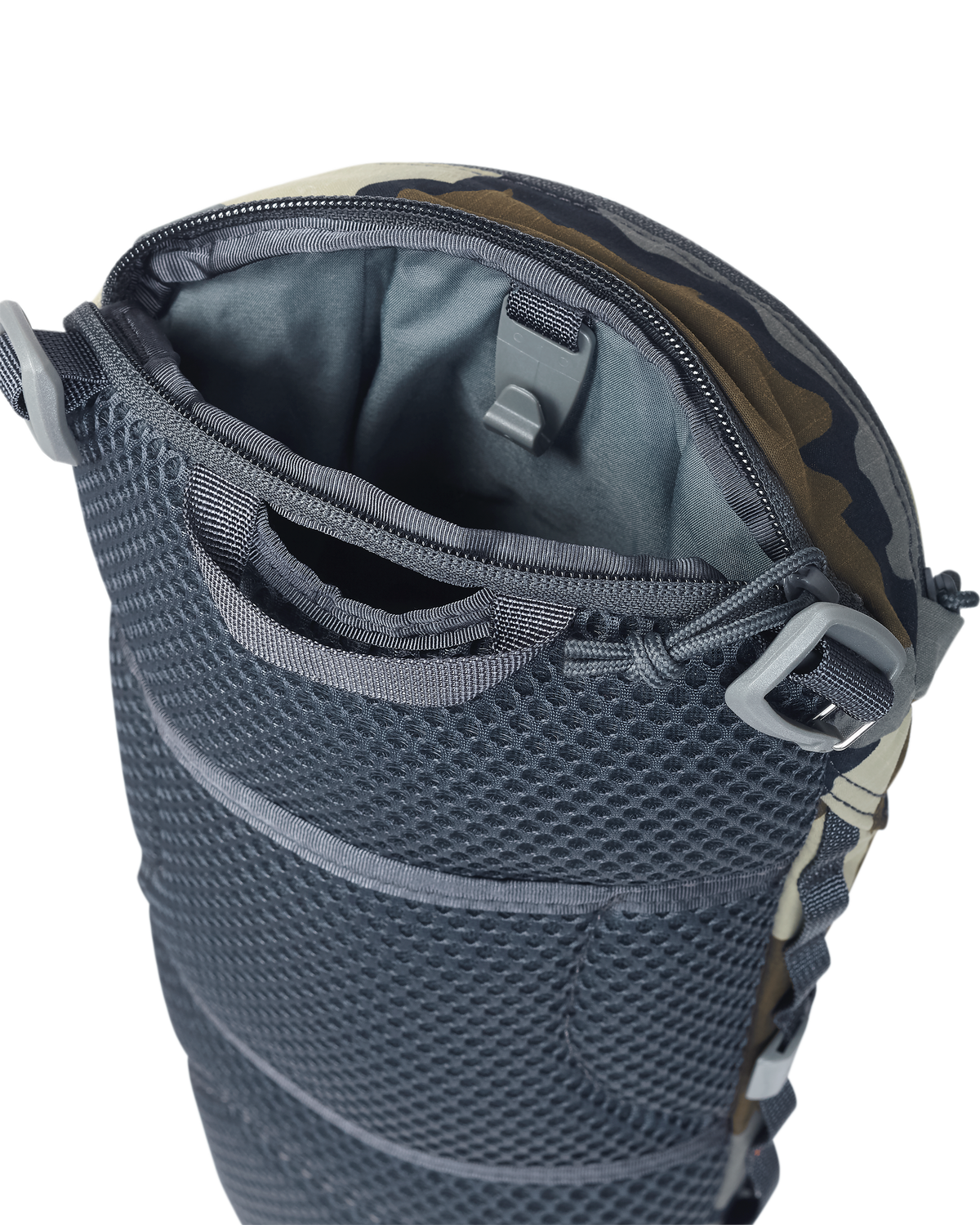 Back of PRO G3 Hydration Rid in Vias Camouflage, Highlighting main zippered compartment for 3L hydration system
