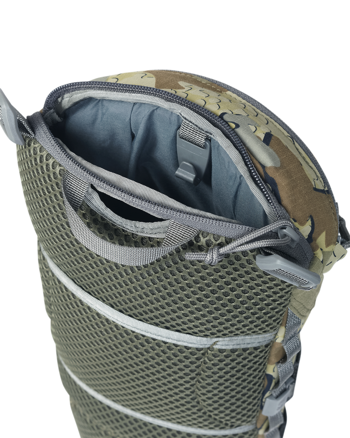 Back of PRO G3 Hydration Rid in Valo Camouflage, Highlighting main zippered compartment for 3L hydration system