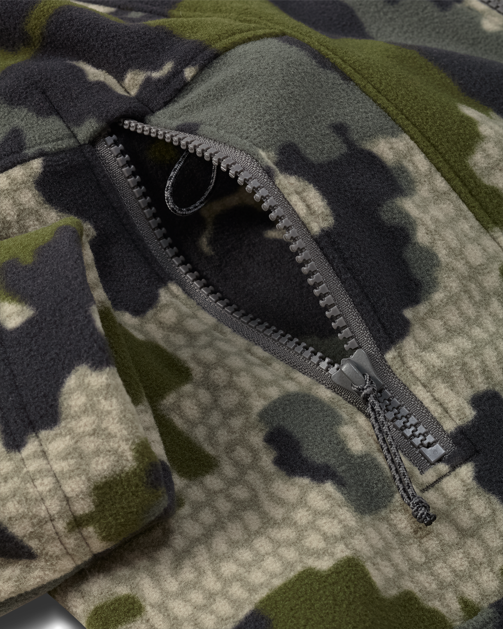 Zippered hand pocket with accessory connection lanyard on the KUIU Women's Border Fleece Jacket in Verde Camouflage.