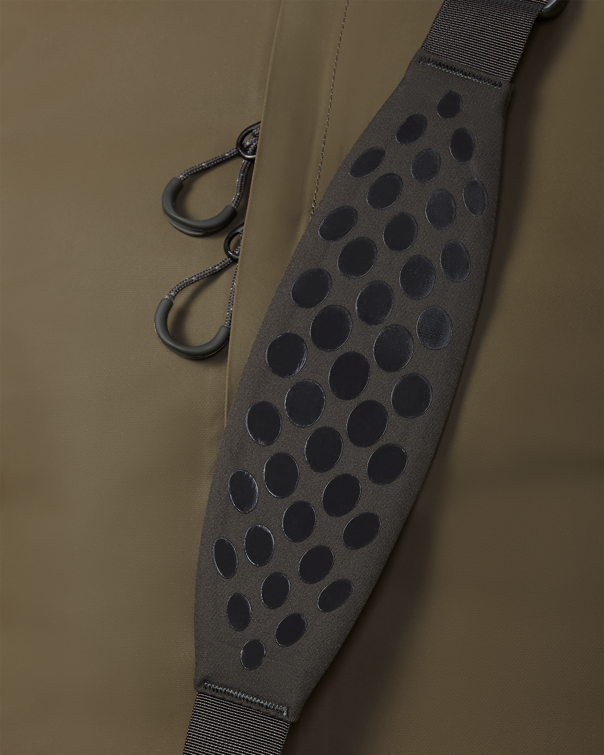 Padded shoulder strap with silicone dot matrix on Taku BLSTX Duffel