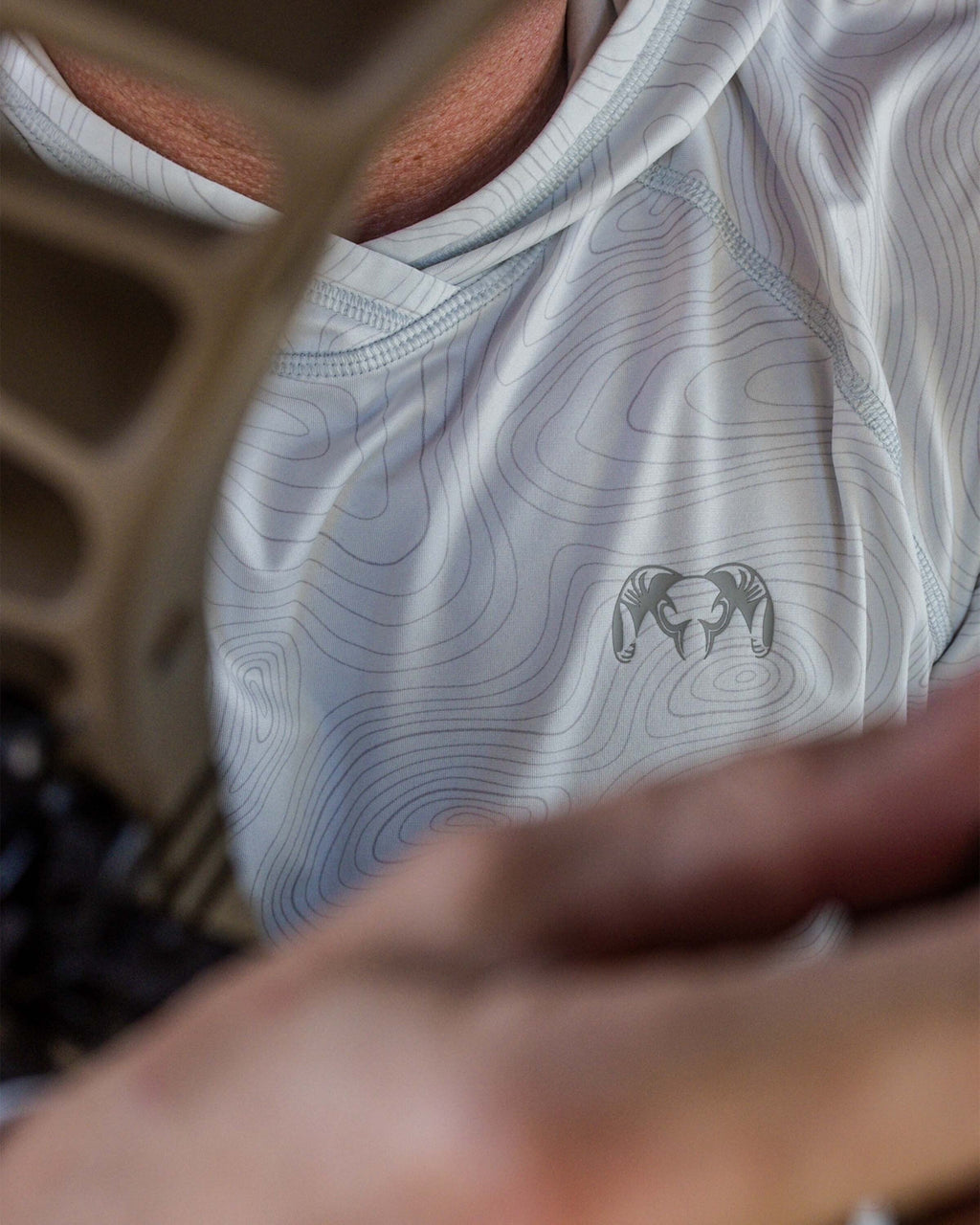 collar on the Gila LS Hoodie in Skyline White Topo Print